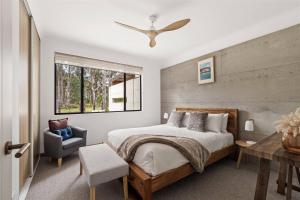 Postel nebo postele na pokoji v ubytování Yallingup House - Modern Rustic Retreat with Spa