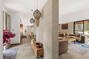 Posezení v ubytování Yallingup House - Modern Rustic Retreat with Spa