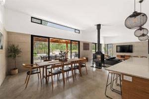 TV a/nebo společenská místnost v ubytování Yallingup House - Modern Rustic Retreat with Spa