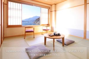 Cảnh núi rừng hoặc tầm nhìn ra núi từ ryokan