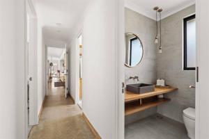 Koupelna v ubytování Yallingup House - Modern Rustic Retreat with Spa + 32 fotografií