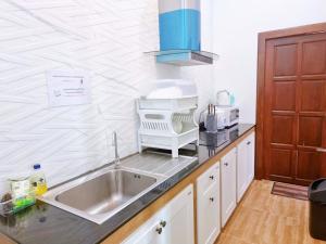 a kitchen with a sink and a counter top at ทองสุข Pool Villa 3 ห้องนอน in Ban Huai Thalaeng Phan