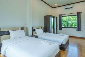 two beds in a room with white sheets at ทองสุข Pool Villa 3 ห้องนอน in Ban Huai Thalaeng Phan +2 photos