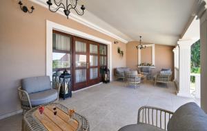 Sveti IlijaにあるDvori Perdedaj by Villas Guideの椅子とテーブルのあるリビングルーム