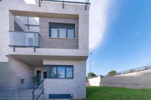 un edificio con scale e finestre sul lato di La Casa Dorada a Santander