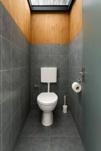 een badkamer met een wit toilet in een kamer bij Nairobi Botanical Retreat - Container Home in Nairobi