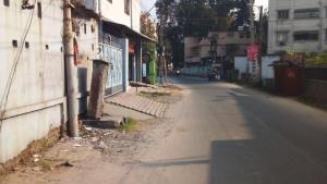 een lege straat in een stad met een gebouw bij Maa Durga Apartment in Dhanbad