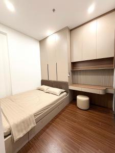 Ένα ή περισσότερα κρεβάτια σε δωμάτιο στο BB Luxury Apartment & Homestay - Masteri Waterfront - Vinhomes Ocean Park- Ha Noi