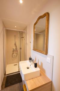 Koupelna v ubytování Le 234, entre lac et montagnes + 24 fotografií