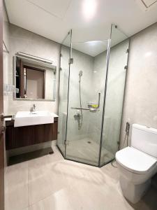 Ένα μπάνιο στο BB Luxury Apartment & Homestay - Masteri Waterfront - Vinhomes Ocean Park- Ha Noi +16 φωτογραφίες