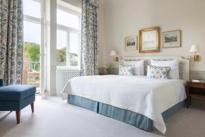 Un dormitorio con una cama grande y una ventana en Brenners Park Hotel & Spa, Oetker Hotels, en Baden-Baden 43 fotos más