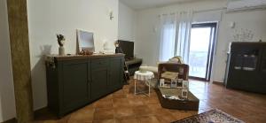 un soggiorno con armadio verde e tavolo di Suite Gonzaga a Messina