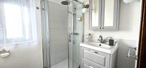 un bagno con doccia, lavandino e specchio di Suite Gonzaga a Messina Altre 33 foto