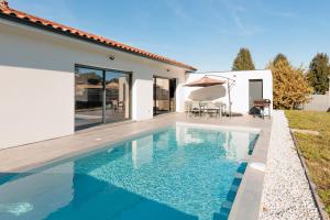 a swimming pool in the backyard of a house at Belle Villa, Evasion Landaise in Azur