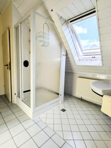 トリッテンハイムにあるGästehaus Weingut Heribert Bochのバスルーム(シャワー、天窓付) +11枚の写真