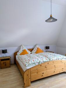 トリッテンハイムにあるGästehaus Weingut Heribert Bochのベッドルーム1室(木製ベッド1台、ランプ2つ付)