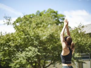 a woman is reaching up to catch a frisbee at Hakone Retreat Före in Hakone