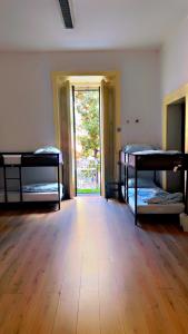 Ένα ή περισσότερα κρεβάτια σε δωμάτιο στο Hostel Dolce di Monica +202 φωτογραφίες