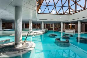 Una gran piscina cubierta con agua azul en Meliá Sol y Nieve, en Sierra Nevada