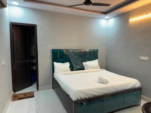 Ένα ή περισσότερα κρεβάτια σε δωμάτιο στο Townhouse Preet Vihar Delhi