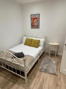 Postel nebo postele na pokoji v ubytování Groby Heights by Nestura