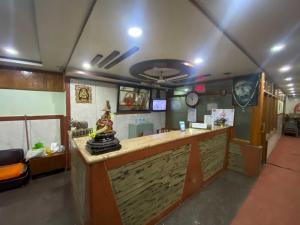 TV a/nebo společenská místnost v ubytování Townhouse Oak Dharwad New Bus Terminal Formerly Hotel Aditya Inn