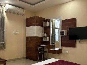 Televisyen dan/atau pusat hiburan di POP 83949E Hotel Aditya Inn