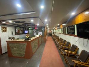 TV a/nebo společenská místnost v ubytování Townhouse Oak Dharwad New Bus Terminal Formerly Hotel Aditya Inn