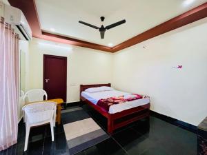 Postel nebo postele na pokoji v ubytování Collection O Chirala Beach View Formerly Sea Shell Resort