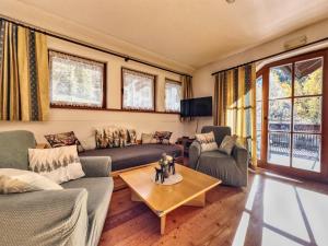 巴德小基希海姆Maibrunn apartment Dali, ski-in&out的带沙发和桌子的客厅