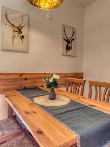 巴德小基希海姆Maibrunn apartment Dali, ski-in&out的餐桌上放着一瓶鲜花 更多2张照片