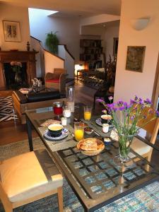 a living room with a table with food and drinks at L'étape Impressionniste in Croissy-sur-Seine