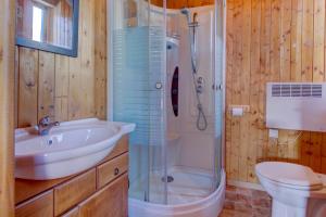 Koupelna v ubytování Morzine Hostel + 12 fotografií