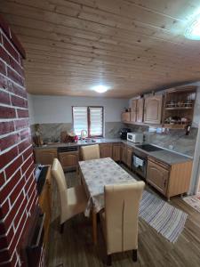 Kuchyň nebo kuchyňský kout v ubytování Cabana Montis River