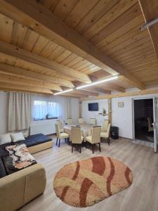 TV a/nebo společenská místnost v ubytování Cabana Montis River