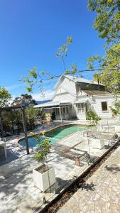 una casa con piscina en un patio en Healesville Country House, en Healesville