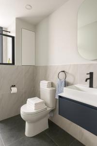 Phòng tắm tại Modern De Waterkant Flat Near V&A Waterfront