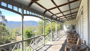 un porche con vistas a las montañas en Healesville Country House, en Healesville