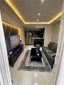 TV a/nebo společenská místnost v ubytování F3 Tigzirt Tizi ouzou