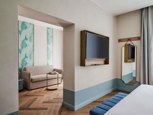 Μια τηλεόραση ή/και κέντρο ψυχαγωγίας στο Hotel Giacomo Morra Alba - Handwritten Collection