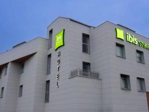 Un edificio con un cartel al costado. en ibis Styles Santander, en Santander