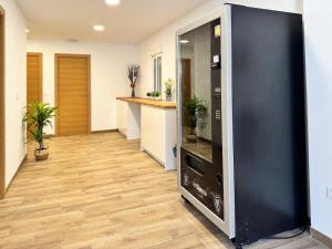 Ein großer schwarzer Aufzug in einem Flur mit Holzböden in der Unterkunft Alc Homes in Alicante