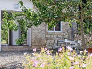 a table and chairs in front of a building with flowers at Hofhaus Land-Idylle in der Stadt in Mainz