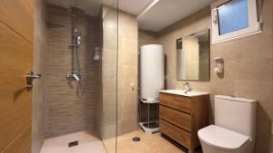 ein Badezimmer mit Dusche, Toilette und Waschbecken in der Unterkunft Alc Homes in Alicante
