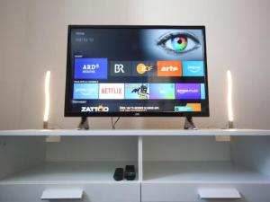 a flat screen tv sitting on top of a shelf at Hofhaus Land-Idylle in der Stadt in Mainz