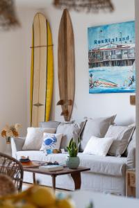 uma sala de estar com pranchas de surf na parede em BrezadouraHouse, a due passi dal mare e dal centro em Rimini