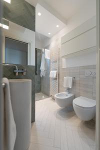 um banheiro com um vaso sanitário branco e uma pia em BrezadouraHouse, a due passi dal mare e dal centro em Rimini