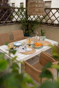 uma mesa com pratos de comida em BrezadouraHouse, a due passi dal mare e dal centro em Rimini