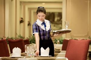 張家界市にあるAvatar Valley Grand Hotelのワイングラスを飲みながら女が立っている +133枚の写真