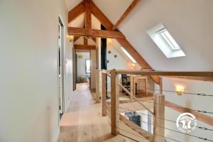 Un pasillo en una casa con vigas de madera. en Villa valerie, en Locmaria